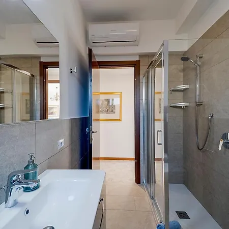 Guesthost - Portosole Attic - With Terrace And Private Parking San Remo