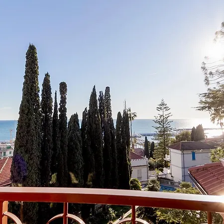 Guesthost - Portosole Attic - With Terrace And Private Parking San Remo