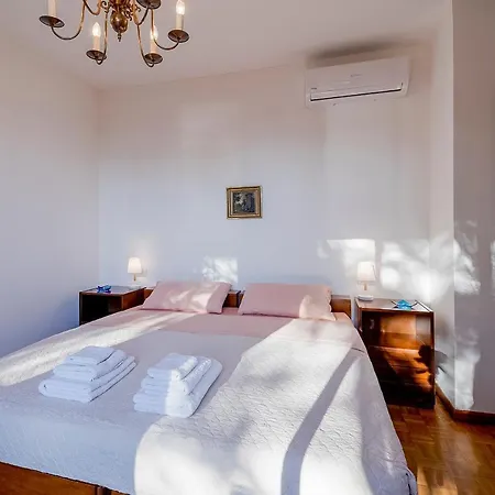 Guesthost - Portosole Attic - With Terrace And Private Parking San Remo