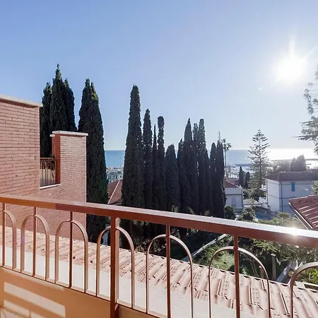 Guesthost - Portosole Attic - With Terrace And Private Parking Sanremo
