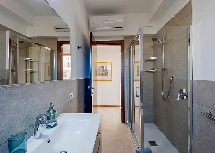 Guesthost - Portosole Attic - With Terrace And Private Parking San Remo