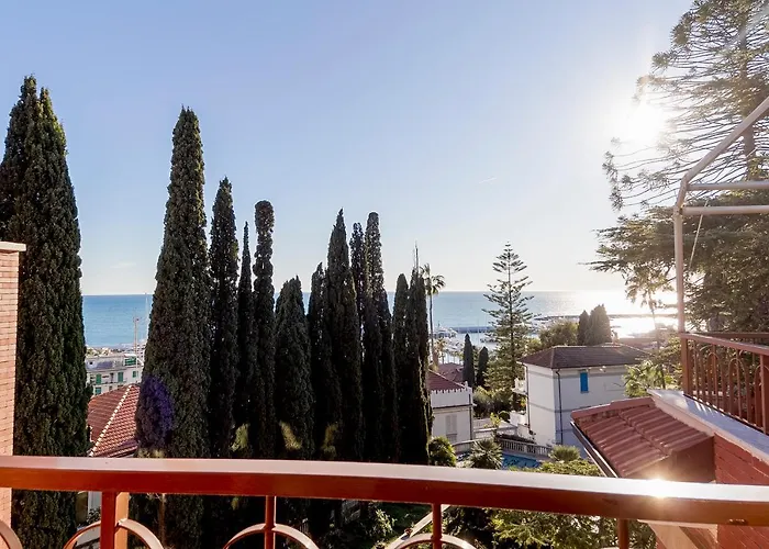 Guesthost - Portosole Attic - With Terrace And Private Parking San Remo