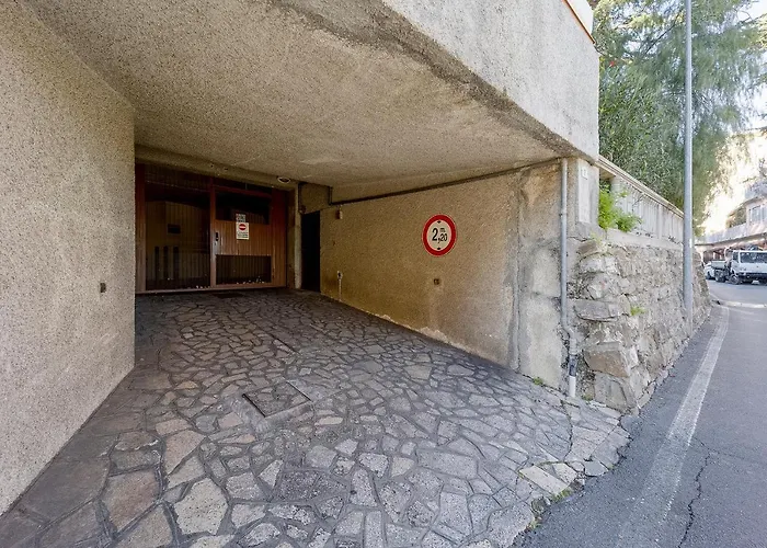 Guesthost - Portosole Attic - With Terrace And Private Parking San Remo