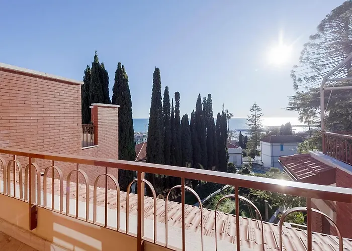 Guesthost - Portosole Attic - With Terrace And Private Parking San Remo