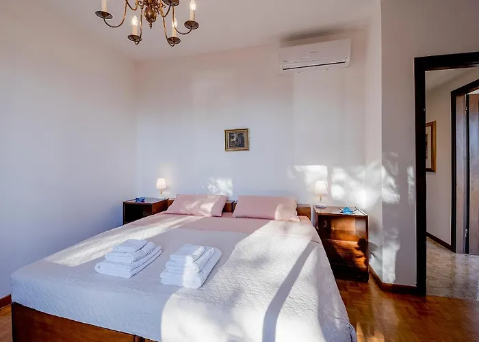 Guesthost - Portosole Attic - With Terrace And Private Parking San Remo
